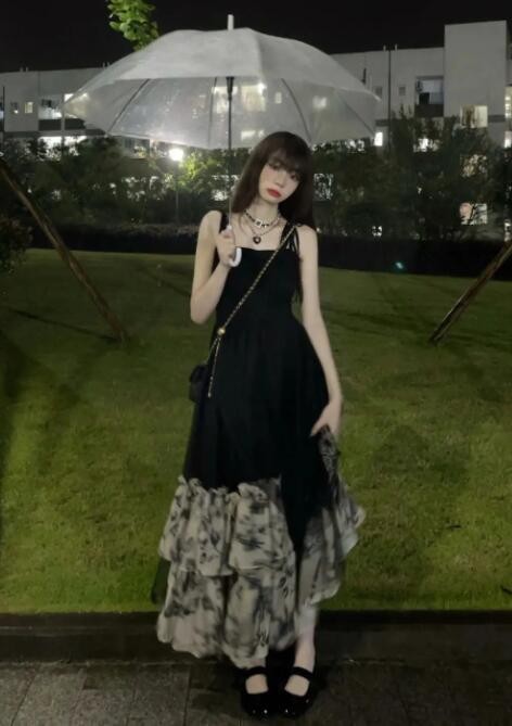 黑裙子配什么鞋子  黑裙子搭配什么顏色的上衣好看